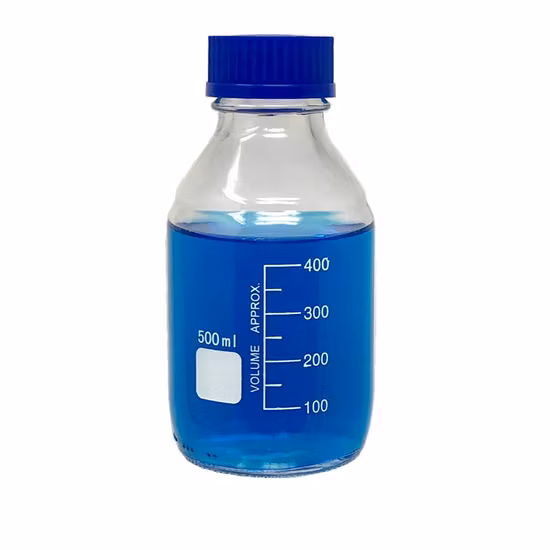 Botella de reactivo de vidrio transparente marrón de 250 ml, 500 ml y 1000 ml con tapa azul en laboratorio.